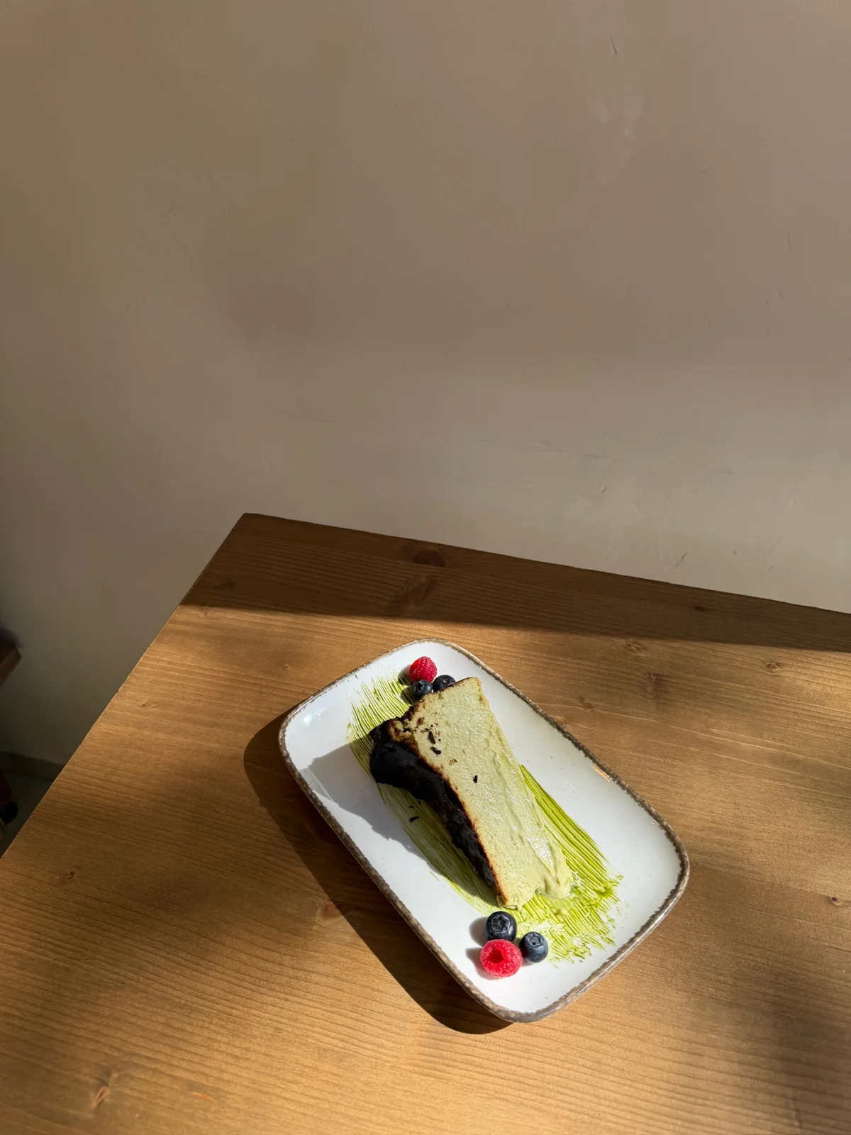 Kuchenstück auf einem hellen Teller