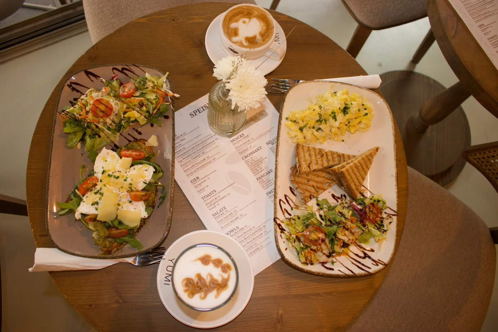 Frühstück und Toasts auf einem gedeckten Tisch
